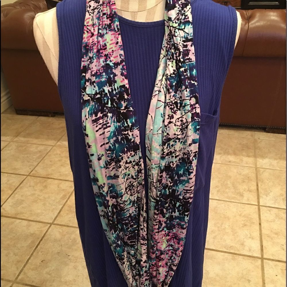 BCBG CIRCLE Infinity Scarf